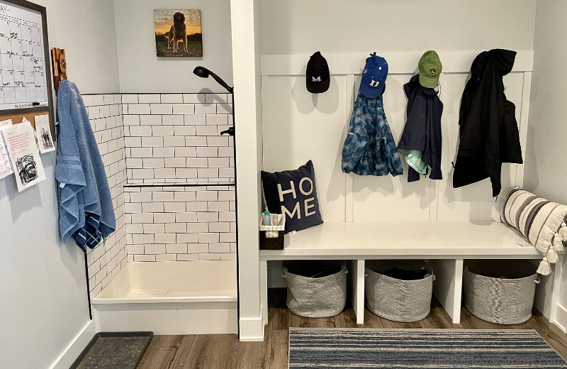 Stunning laundry room, mud room & dog shower - Traditional