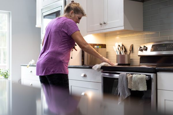 How to Clean an Electric Stovetop in 4 Easy Steps