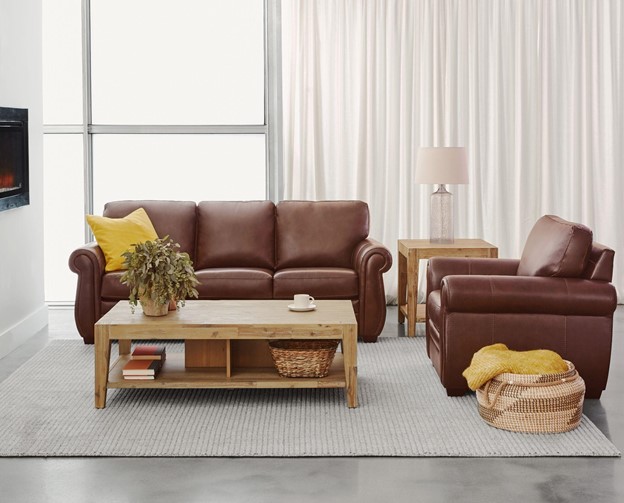 A brown sofa can easily be paired with light-coloured blankets and pillows.