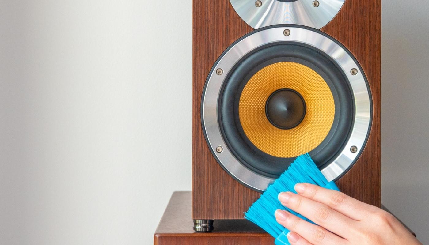 hand cleaning speaker with brush