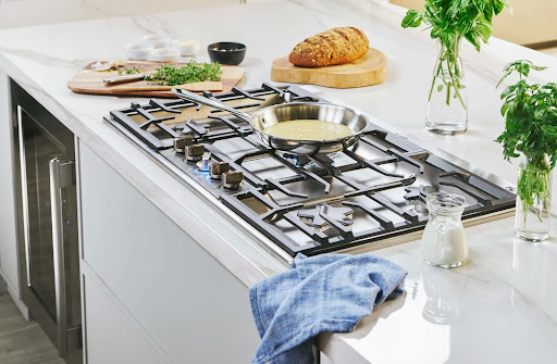 https://d12mivgeuoigbq.cloudfront.net/assets/blog/grand/thermador-cooktop-lifestyle.jpg