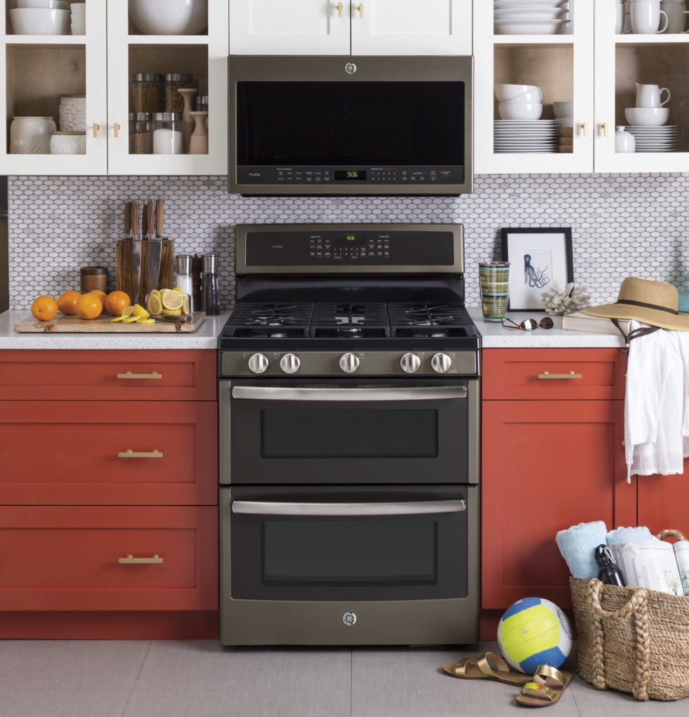 Choisir entre une table de cuisson et un four mural ou une cuisinière GE  Profile – BrandSource Canada