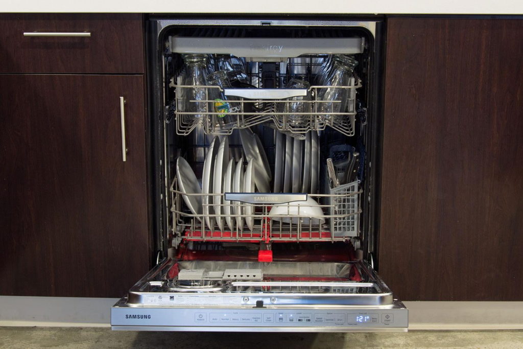 https://d12mivgeuoigbq.cloudfront.net/magento-media/blog/canada/2020/01/Ever-Wonder-What-a-Samsung-Dishwasher-Looks-Like-During-a-Cycle-1024x683.jpg