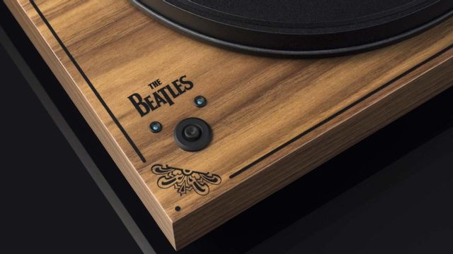 Pro-Ject 2Xperience SB Sgt. Pepper Walnut Turntable 4
