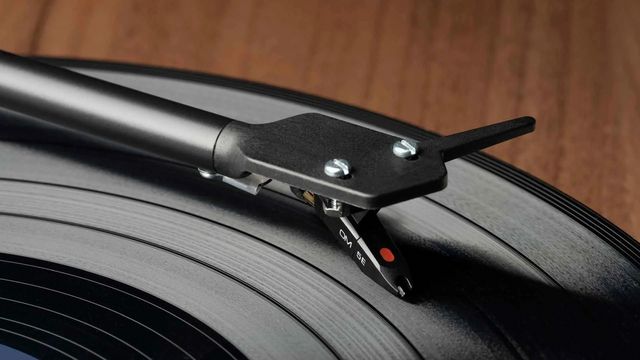 Pro-Ject E1 BT Piano Black Turntable 3