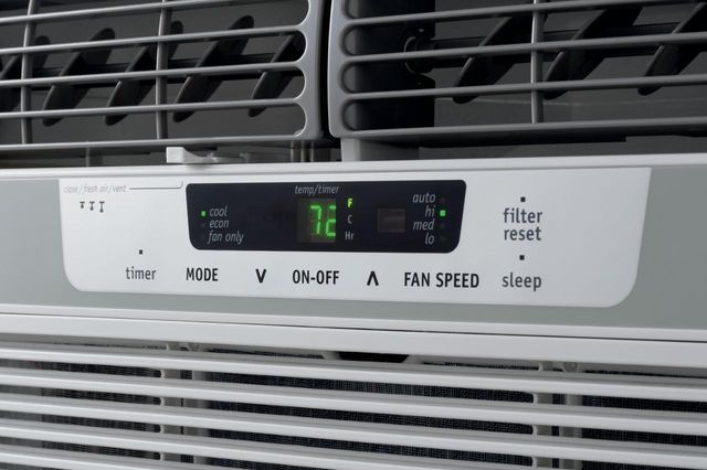Frigidaire® 10,000 BTU White Window Mount Air Conditioner 6