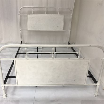 Liberty Furniture Vintage Antique White Queen Metal Bed 2