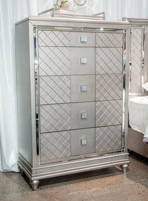 Signature Design by Ashley® Chevanna Platinum Chest of Drawers 4
