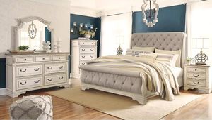 Signature Design by Ashley® Realyn 3-PieceChipped White Queen Sleigh Bedroom Set
