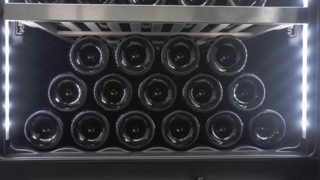 Refroidisseur à vin de 24 po Silhouette® Bordeaux de 129 bouteilles - Cadre en acier inoxydable 10