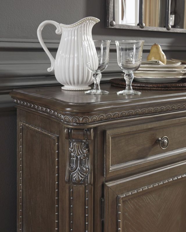 Buffet de la salle à manger et porcelaine Charmond, marron, de Signature Design by Ashley® 1