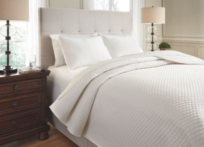 Signature Design by Ashley® Dietrick Ivory King Quilt Set-2