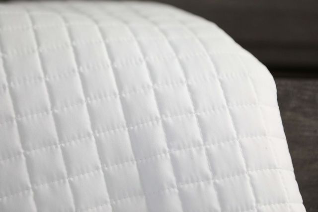 Très grande couverture 100% microfibre matelassée blanche Zenima® 1