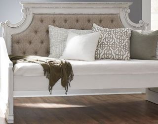 Liberty Magnolia Manor Daybed Upholstered Back