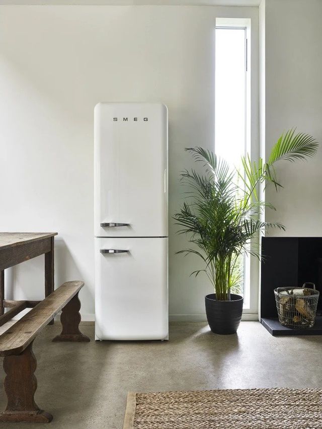 Smeg 50's Retro Style Aesthetic 11.7 Cu. Ft. White Bottom Freezer Refrigerator 3
