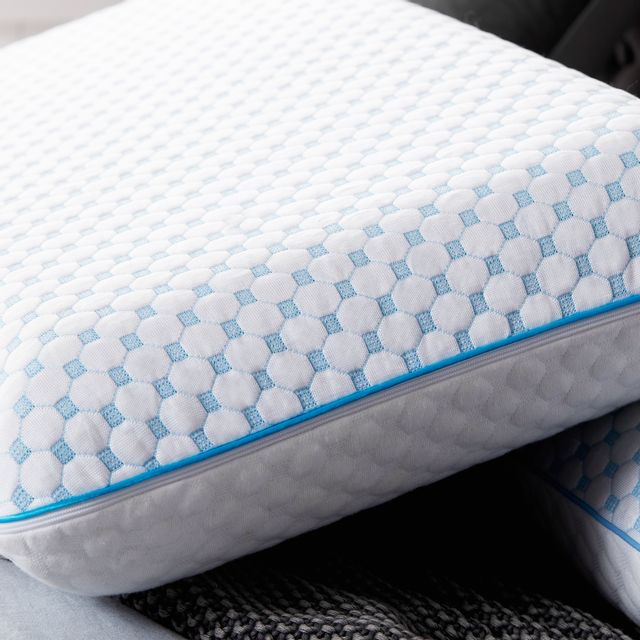 Weekender® Gel Memory Foam + Reversible Cooling Cover Standard Pillow 7