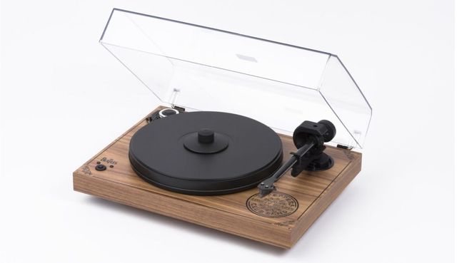 Pro-Ject 2Xperience SB Sgt. Pepper Walnut Turntable 3