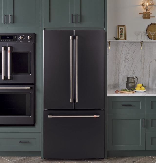 Réfrigérateur à portes françaises à profondeur de comptoir de 33 po Cafe™ de 18,6 pi³ - Noir mat 5