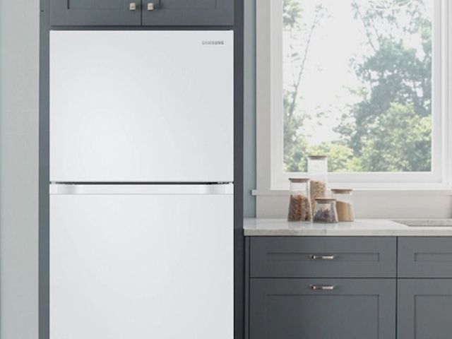 Samsung 17.6 Cu. Ft. White Top Freezer Refrigerator 7
