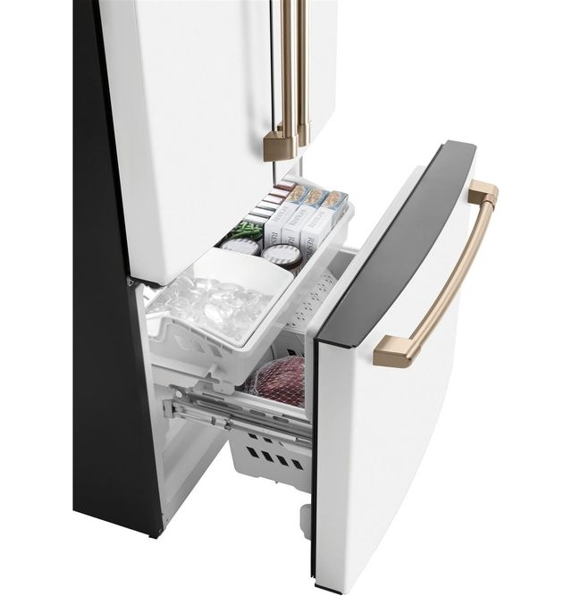 Réfrigérateur à portes françaises à profondeur de comptoir de 33 po Cafe™ de 18,6 pi³ - Blanc mat 4