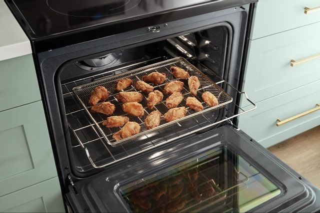 Cuisinière au électrique autoportante de 5,0 pi³ avec friture à l'air Whirlpool® - Noir 8