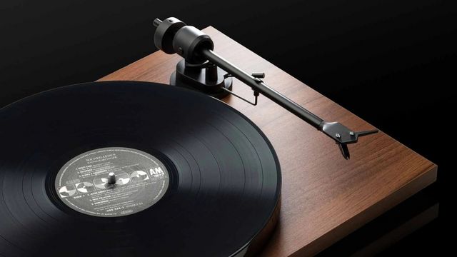 Pro-Ject E1 BT Piano Black Turntable 1