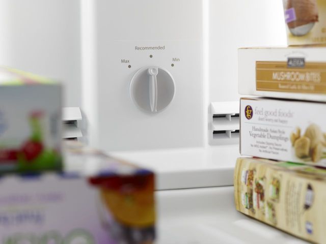 Réfrigérateur à congélateur supérieur de 28 po Whirlpool® de 14,3 pi³ - Noir 8