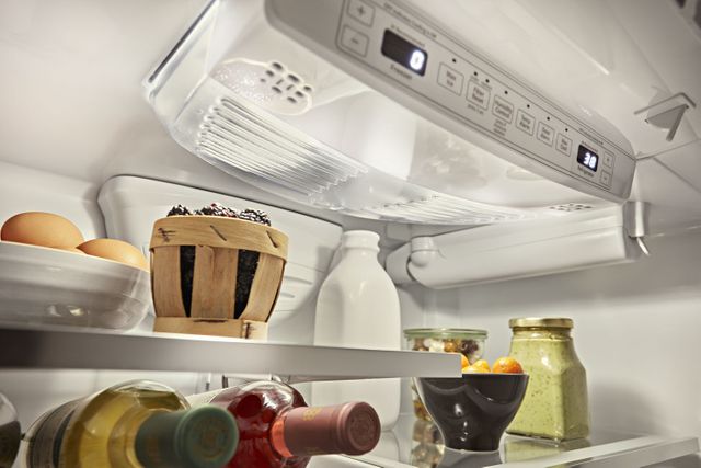Réfrigérateur à portes françaises à profondeur de comptoir 36 po KitchenAid® PrintShield™ de 20,0 pi³ - Acier inoxydable noir  5