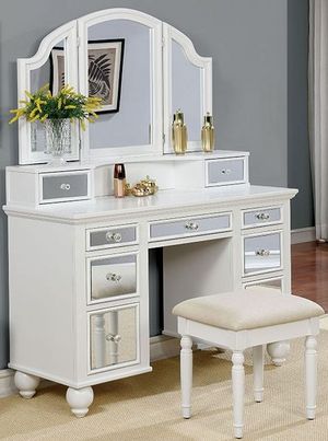 Furniture of America® Tracy White Vanity
