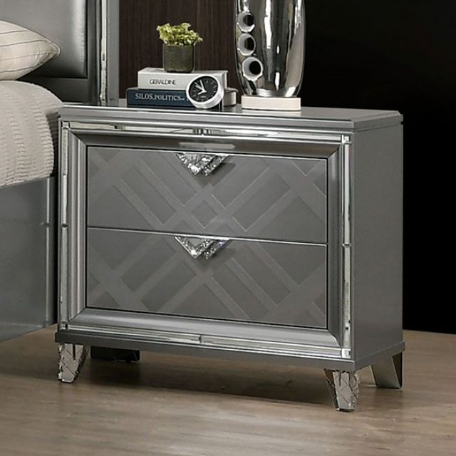 Furniture of America® Emmeline Silver Queen 4 Piece Bedroom Set 4