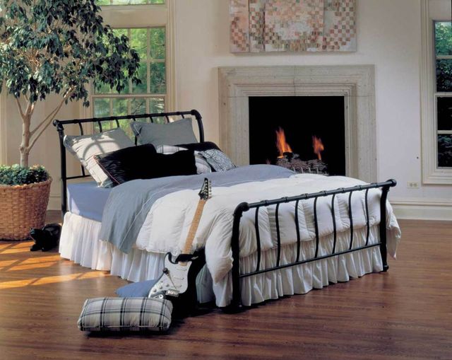 Hillsdale Furniture Janis Black Queen Bed Set 1