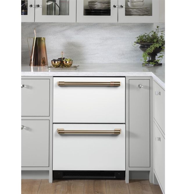 Réfrigérateur sous le comptoir de 24 po Cafe™ de 5,7 pi³ - Blanc mat 6