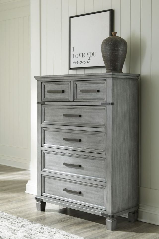 Signature Design by Ashley® Russelyn Light Gray Chest of Drawers 2