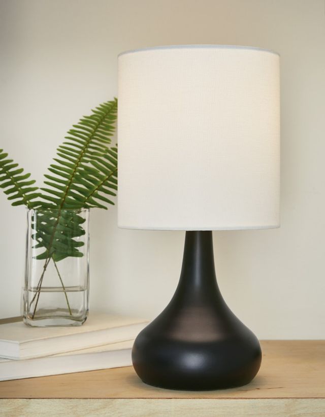 Signature Design by Ashley® Camdale Black Metal Table Lamp 2