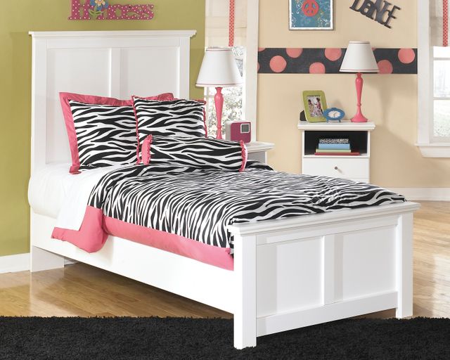 Signature Design by Ashley® Bostwick Shoals White Queen Panel Bed 1