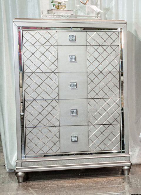 Signature Design by Ashley® Chevanna Platinum Chest of Drawers 5