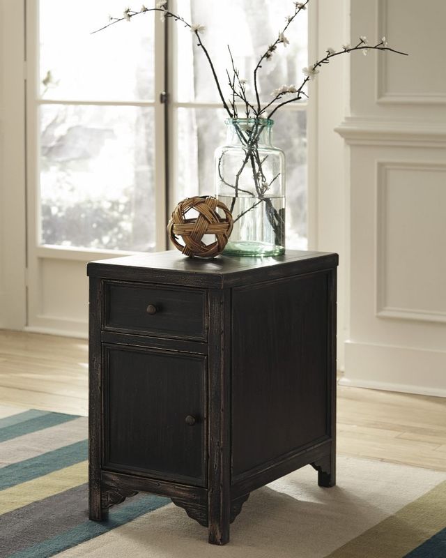 Signature Design by Ashley® Gavelston Black Chairside End Table 9