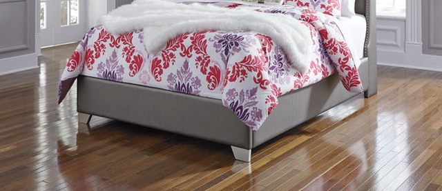 Pied de lit rembourré double double Coralayne en tissu argent Signature Design by Ashley®
