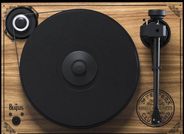 Pro-Ject 2Xperience SB Sgt. Pepper Walnut Turntable 8