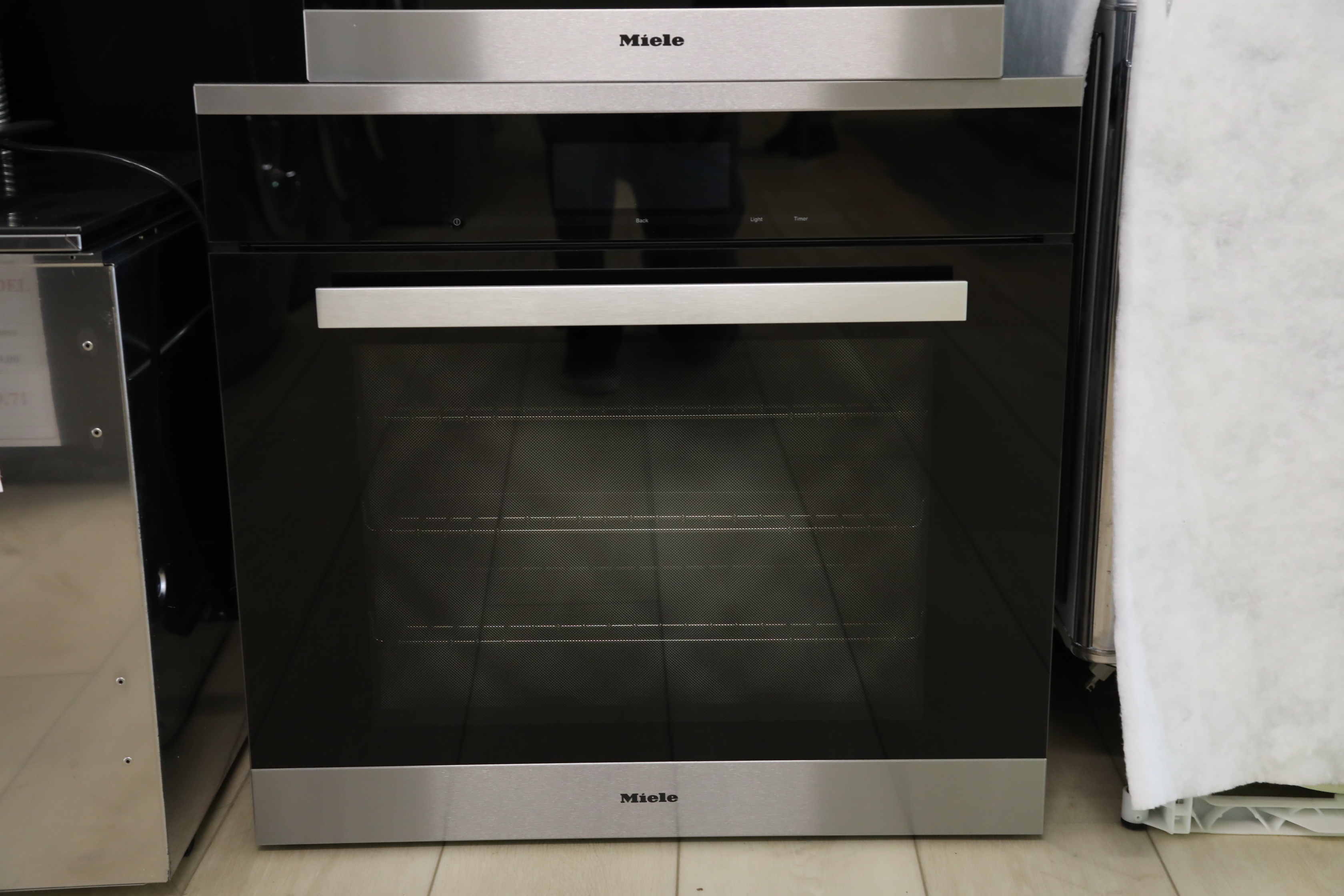 FLOOR MODEL Miele PureLine Series 30" Electric Built In Oven-Stainless Steel