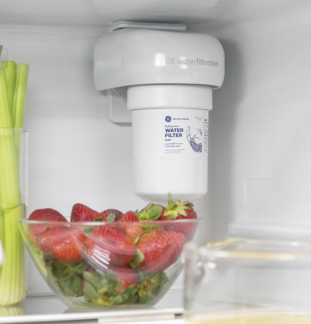 Réfrigérateur à portes françaises à profondeur de comptoir de 33 po GE® de 18,6 pi³ - Blanc 2