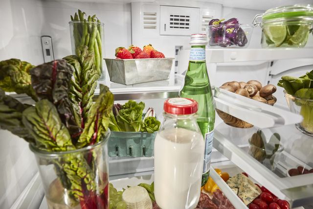 Réfrigérateur à portes françaises de 36 po KitchenAid® de 26,8 pi³ - Acier inoxydable résistant aux traces de doigts 5