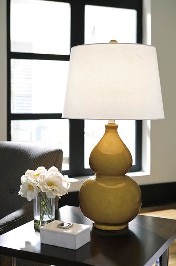 Ashley® Ceramic Table Lamp (1/CN)